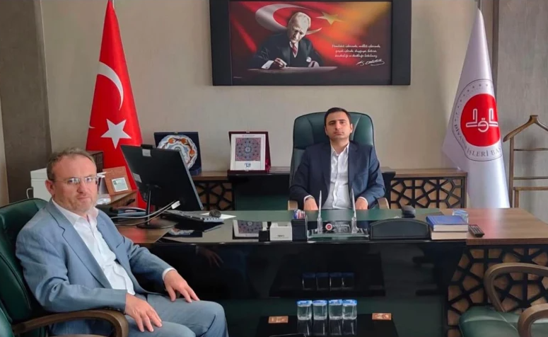 Stajyer vali yardımcısı vekili müftünün makamına oturunca..